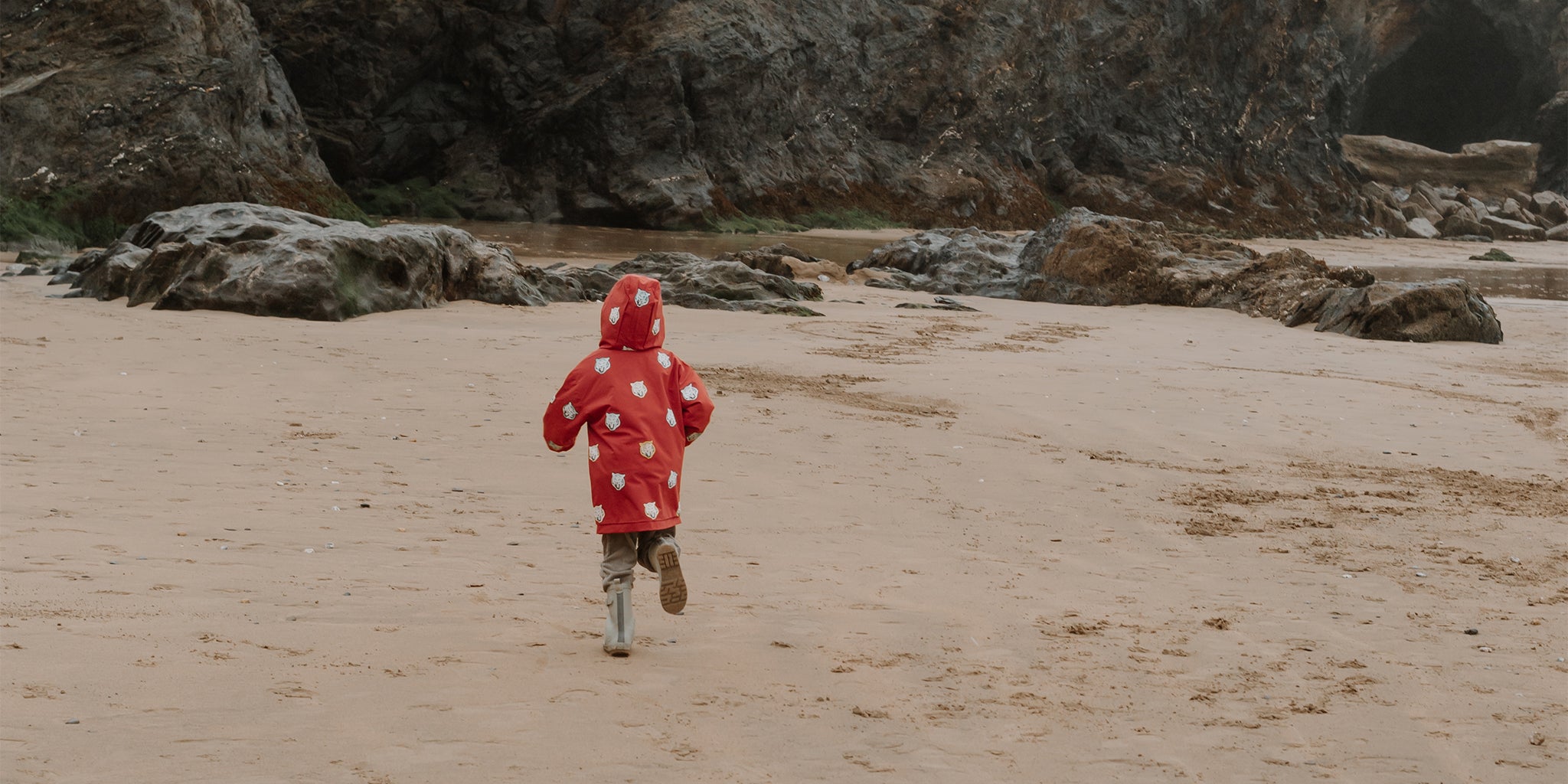 Holly and Beau - a magical kids raincoat for outdoor adventures