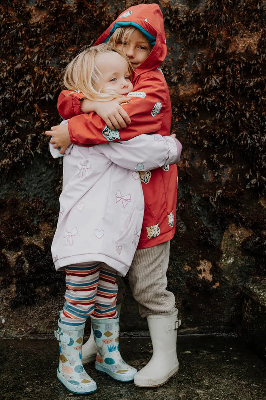 Mud-Kitchen-Play-How-to-Embrace-Messy-Outdoor-Play-for-Kids www.hollyandbeau.com